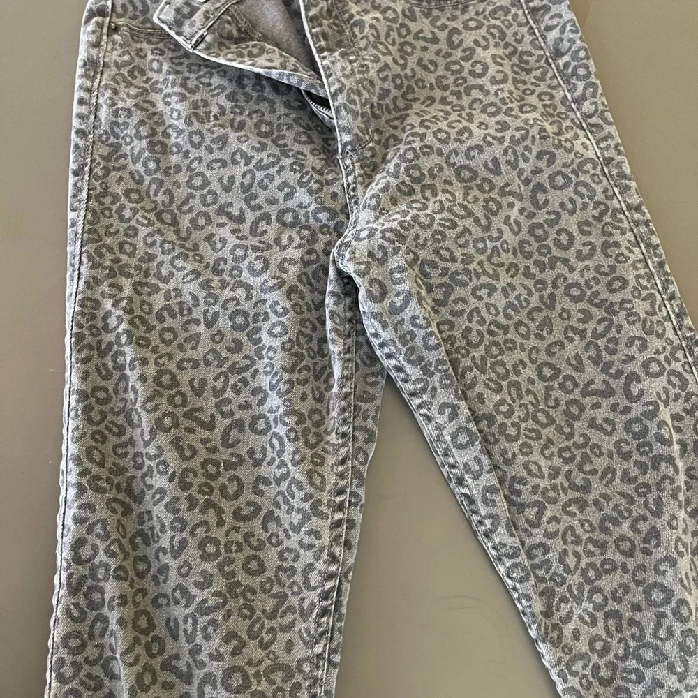 A&F - Picture 3 of 6